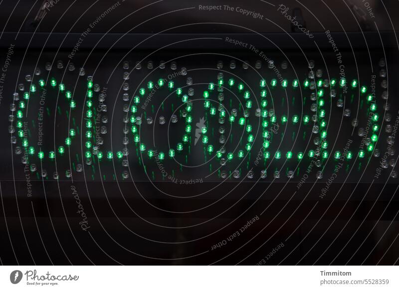 Immer wieder | CLOSED closed Hinweis Information grün Leuchtdiode Schriftzeichen Schilder & Markierungen Menschenleer Buchstaben Hintergrund dunkel