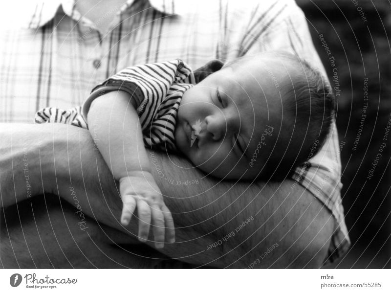 Feeling save 1 Baby Porträt schlafen Sicherheit ruhig Junge Frieden Schwarzweißfoto Mann