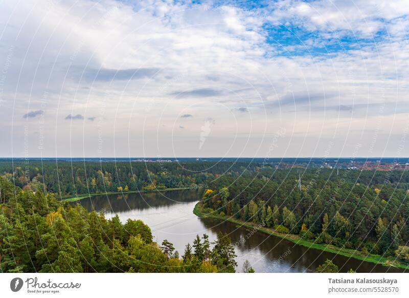 Der Fluss Neman in herbstlicher Umgebung aus der Vogelperspektive. Der Fluss Nemunas in Druskininkai, Litauen Antenne Ansicht Dröhnen Herbst fallen Laubwerk