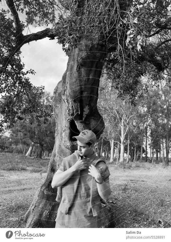Schwarz-Weiß-Aufnahme eines gutaussehenden jungen Mannes Fotografie Schwarzweißfoto photogen Model Hemd Hut Kapuzenpulli Verschlussdeckel T-Shirt Blick