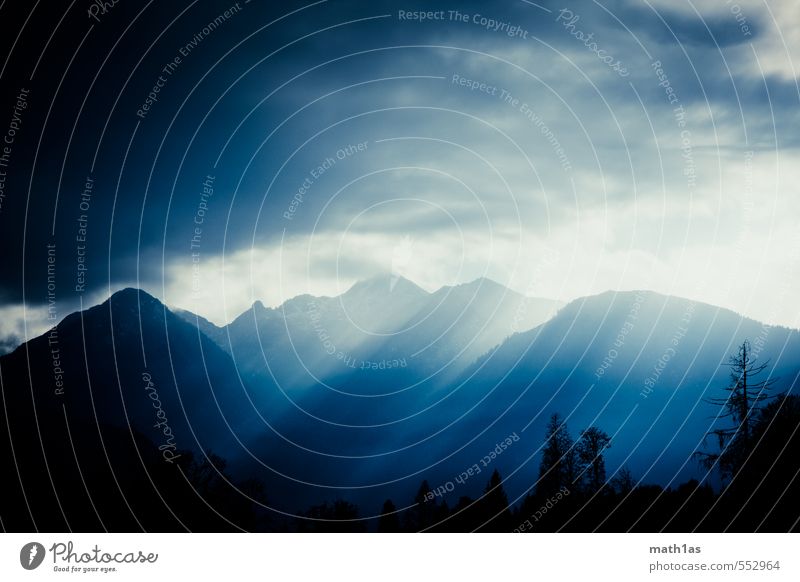 100 Natur Wolken Gewitterwolken Alpen Berge u. Gebirge Gipfel Gefühle Stimmung Farbfoto Außenaufnahme Textfreiraum links Textfreiraum oben Textfreiraum unten