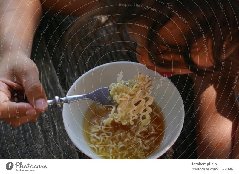 Kind isst Nudeln Junge Schüssel Suppe Nudelsuppe Asiatische Küche asiatische Nudeln Schalen & Schüsseln lecker Mittagessen Ernährung Lebensmittel Ramen Mahlzeit