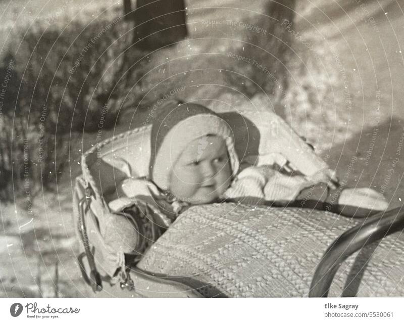 Analoge Fotografie 1943 kleines  Mädchen  im Kinderwagen Kinderwages Schwarzweißfoto Kinderfoto Auge Mund Blick Kopf Porträt niedlich