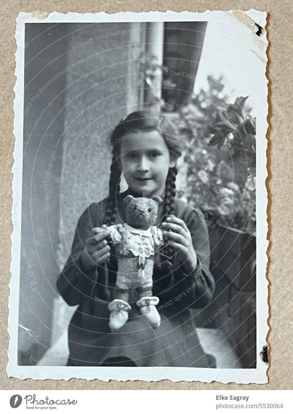 Analoge Fotografie 1949  kleines  Mädchen mit Zöpfen und Teddy altes Foto Vergangenheit Schwarzweißfoto Erinnerung Nostalgie Kindheitserinnerung Gefühle