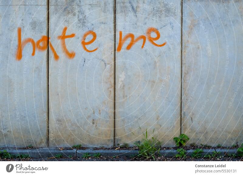 Graffiti 'hate me' an Betonwand. grau Schriftzug Wut Aggression Schriftzeichen Gefühle Mauer rebellisch Wand Feindseligkeit gereizt Ärger Frustration