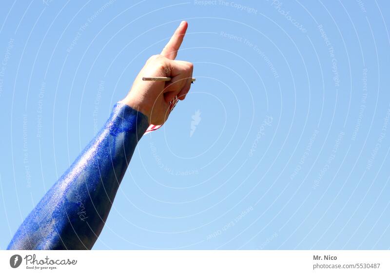 gen Himmel Zeigefinger zeigen Finger Hand richtungsweisend Wegweiser Zeichen Richtung Hinweis Orientierung deuten zeigend Körperteile aufwärts blau