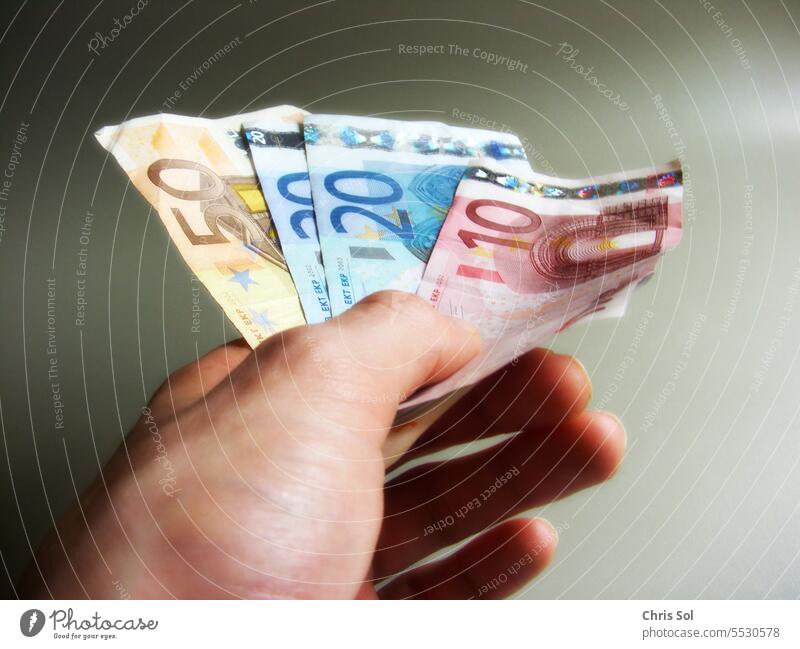 100 Euro Geld Scheine 50 €, 20 € ,10 € - Bargeld Geldscheine aufgefächert in einer Hand 100€ Geld nehmen Geld geben Gehalt Lohn 50€ 20€ 10€ bekommen erhalten