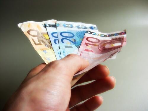 100 Euro Geld Scheine 50 €, 20 € ,10 € - Bargeld Geldscheine aufgefächert in einer Hand 100€ Geld nehmen Geld geben Gehalt Lohn 50€ 20€ 10€ bekommen erhalten