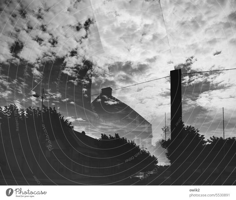 Erkenntnistheorie Straßencafé Glasscheibe unklar Reflexion & Spiegelung Optische Täuschung rätselhaft seltsam Tageslicht Himmel Wolken Glasfassade Haus
