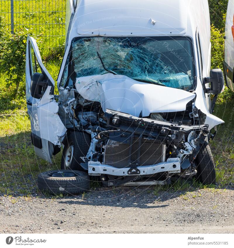 Knittertuning Unfallwagen Totalschaden Frontalschaden Blechschaden Verkehrsunfall Schrott kaputt Fahrzeug Versicherung Auto Transporter Schaden Zerstörung