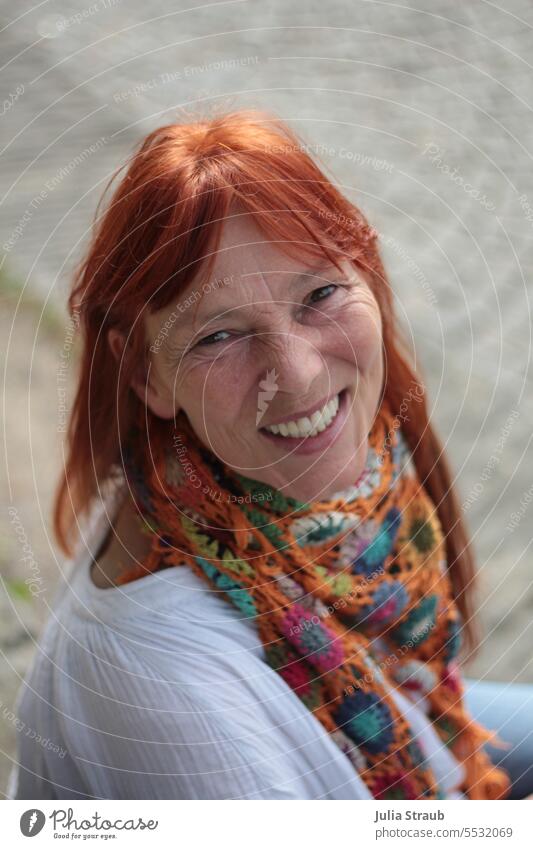 Weites Land | Hello Sunshine Frau Freude lachen Zufriedenheit rote Haare Schal gehäkelt sitzen Porträt Fröhlichkeit fröhlich schöne zähne natürlich