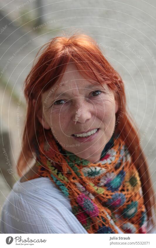Weites Land | Porträt Ulli Frau gehäkelt natürlich sitzen rote Haare Schal schön