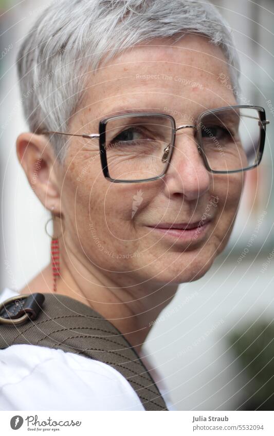 Weites Land | Porträt Charlotte Frau schön Brille kurze haare grau Ohrringe Rucksack draußen Stil Individualität feminin