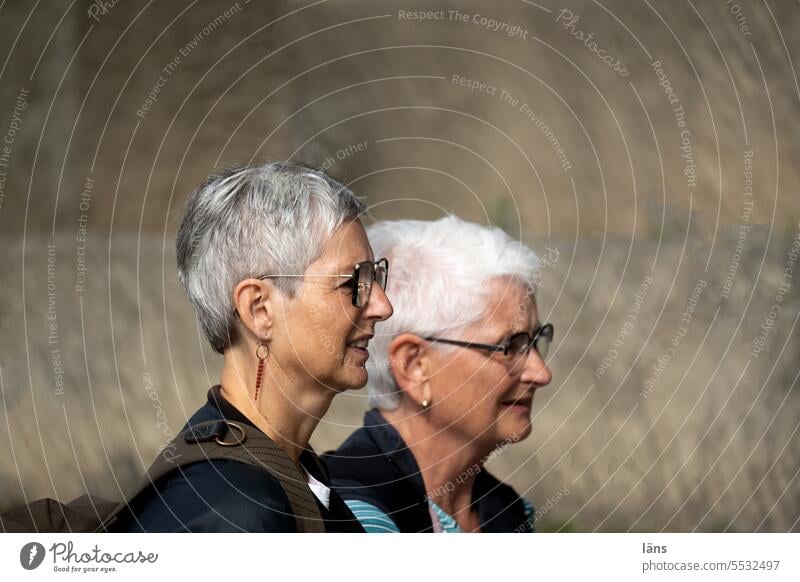 Weites Land l fragende Blicke Frauen Paar Fragender Blick Porträt Erwachsene Blick zur Seite