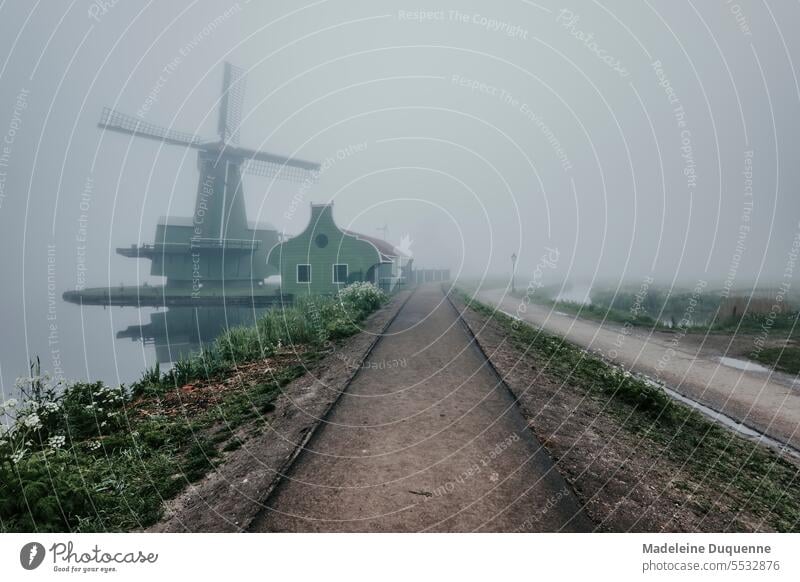 Traditionelle Windmühle inZaanse Schans, Nordholland, Niederlande schön Kulturerbe holländisch Niederländische Kultur Niederländische Geschichte Europa