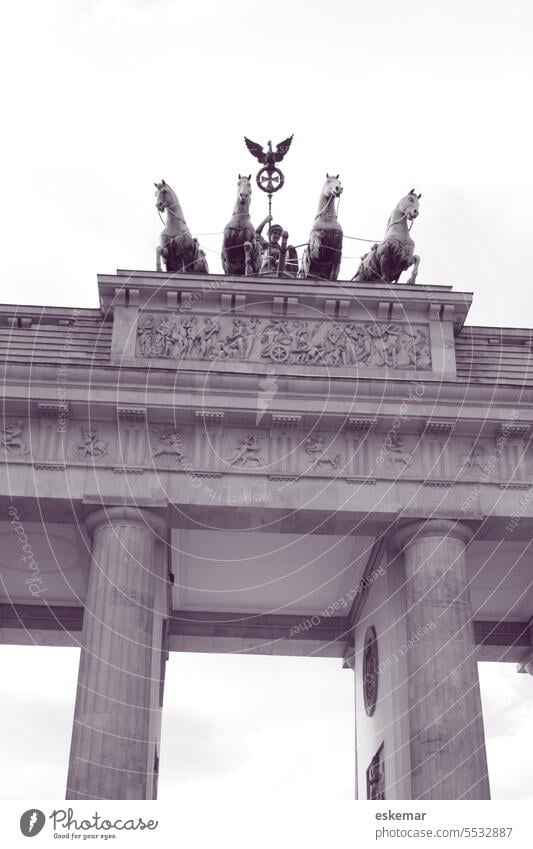 Brandenburger Tor Berlin Wahrzeichen Deutschland Hauptstadt schwarz grafisch Grafik Illustration Silhouette Kontur weiß freigestellt grau Sehenswürdigkeit