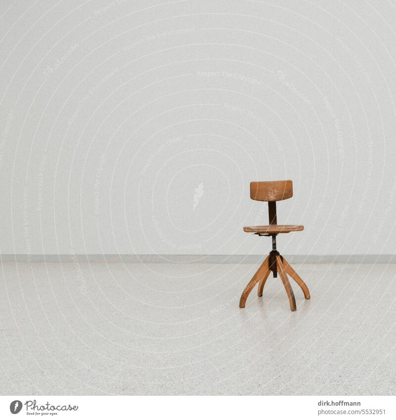 der schiefe Stuhl im weißen Raum Minimalismus weißer Raum Holzstuhl einfach Einfachheit Sachlichkeit Monotonie Konzept sehr wenige Licht Design minimalistisch