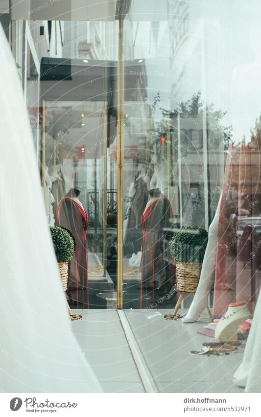 Weites Land | Mode im Spiegel Schaufenster rotes kleid Kleider Schaufensterpuppe schaufensterscheibe Spiegelung Reflexion & Spiegelung Außenaufnahme schön Puppe