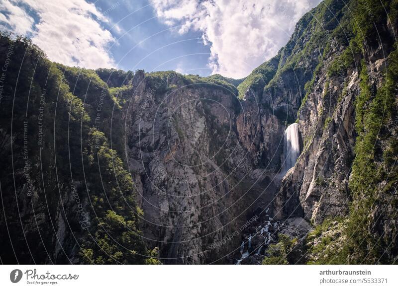 Boka Wasserfall  bei blauem Himmel und Wolken im Soca Tal in Slowenien in Sommer boka boka wasserfall Berge u. Gebirge berglandschaft Felsen natur Naturerlebnis