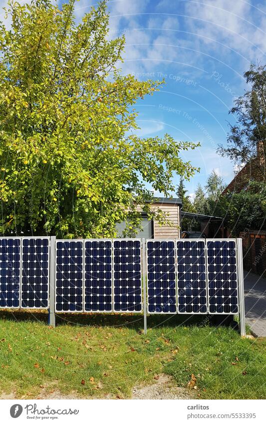 Hochspannungszaun mal ganz anders Zaun Photovoltaik Erneuerbare Energie Solarenergie Photovoltaikanlage Sonnenenergie nachhaltig Solarzellen Energiewirtschaft