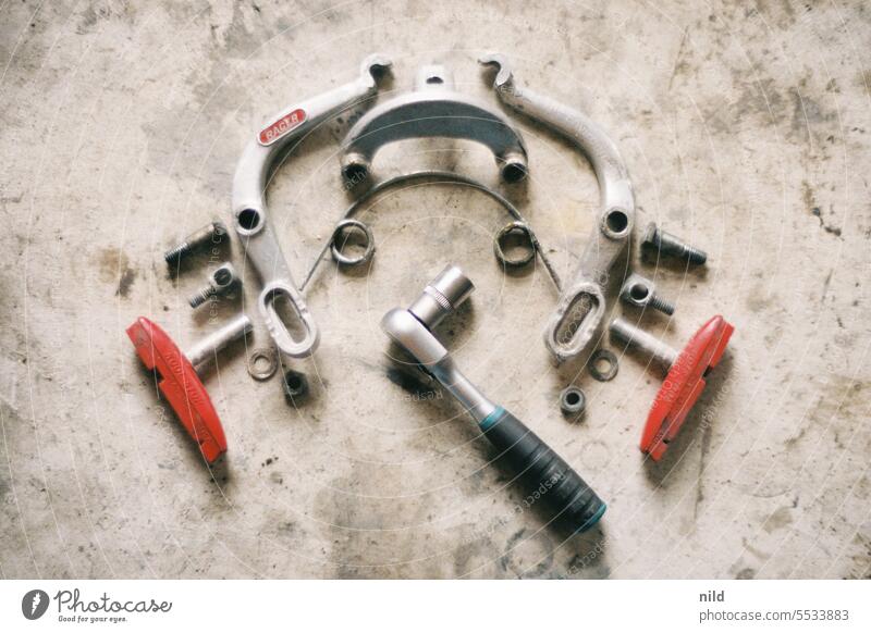 Radlschrauben – Bremse restaurieren Fahrrad Detailaufnahme Einzelteile reparieren zerlegen Reinigen zusammenbauen Reparatur Werkstatt Restauration