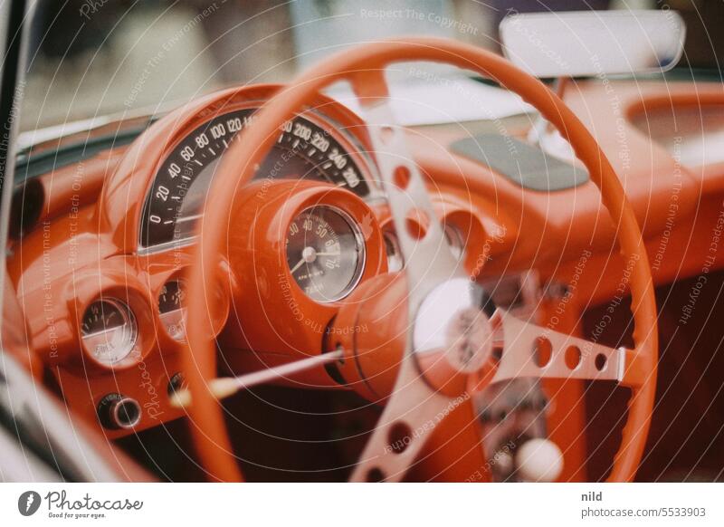 Blick ins Cockpit – Classic Cars – Oldtimer classic car Oldtimertreffen Interieur Fahrer Sportwagen Drehzahlmesser Schaltung Handschalter PKW Fahrzeug retro