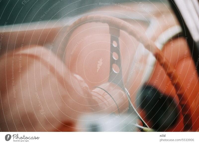 Blick ins Cockpit – Classic Cars – Oldtimer classic car Oldtimertreffen Interieur Fahrer Sportwagen PKW Fahrzeug retro Nostalgie Detailaufnahme Lenkrad