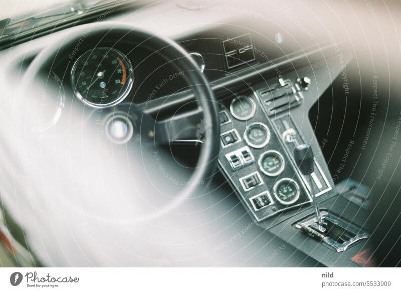 Blick ins Cockpit – Classic Cars – Oldtimer classic car Oldtimertreffen Interieur Fahrer Sportwagen Drehzahlmesser Schaltung Handschalter PKW Fahrzeug retro