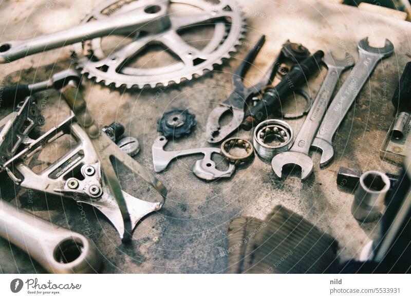 Radlschrauben – Antrieb instand setzen Fahrrad Detailaufnahme Einzelteile restaurieren reparieren zerlegen Reinigen zusammenbauen Reparatur Werkstatt