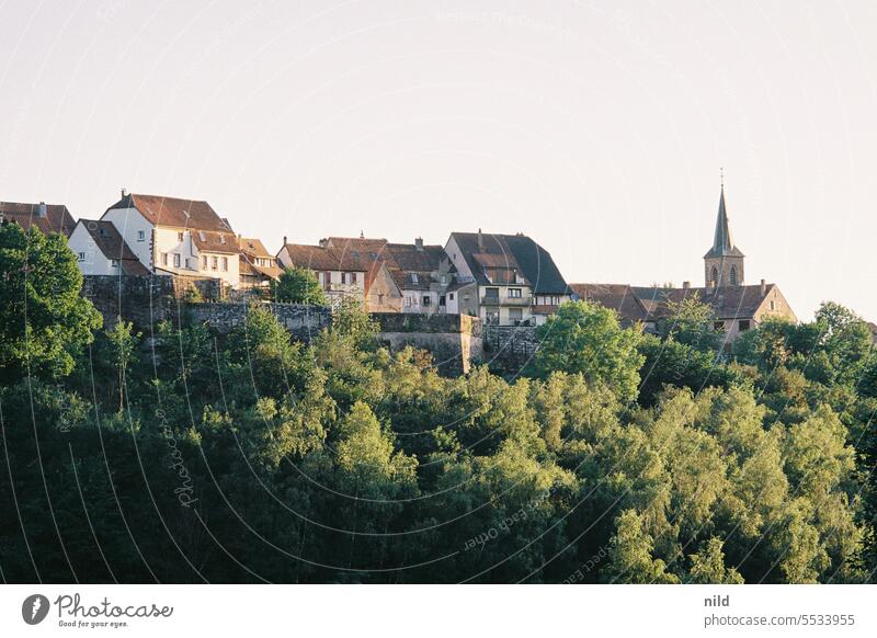 Elsass – La Petite Pierre – Blick auf die Altstadt Alsace Frankreich historisch Mittelgebirge Natur ruhig Licht Idylle Farbfoto Außenaufnahme Stimmung