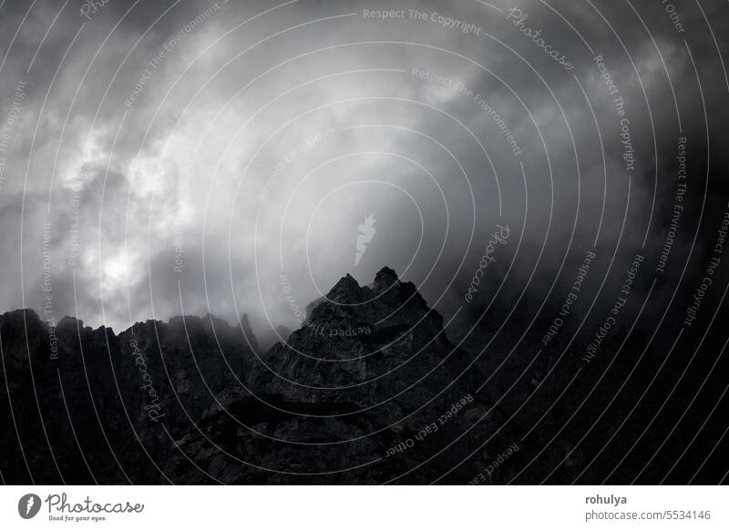 dunkle Wölkchen um den Berggipfel Top Gipfel Berge u. Gebirge Alpen Wiese Walley Himmel Cloud Wolkenlandschaft Nebel Wetter regnerisch Wald im Freien außerhalb