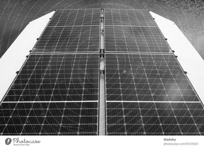 Moderne Photovoltaik auf dem Dach eines Hausboot im Sommer im Yachthafen an der Mosel zwischen Weinbergen in Traben-Trarbach in Rheinland-Pfalz in Deutschland in klassischem Schwarzweiß