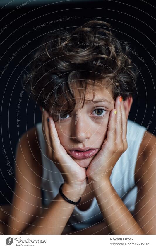 Porträt eines 10-jährigen Jungen, lackierte Nägel, vertikal jung 10 Jahre alt lässig traurig verärgert deprimiert psychische Gesundheit mental Kaukasier Kind