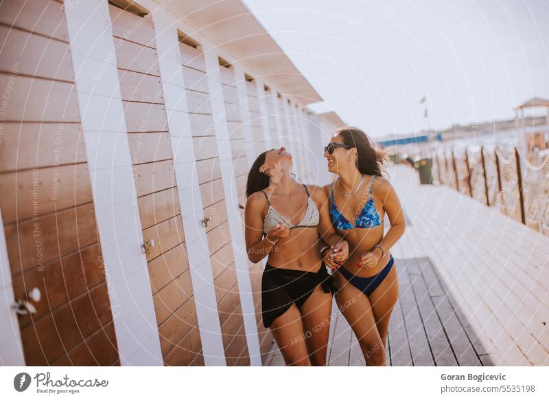Lächelnde junge Frauen im Bikini genießen den Urlaub am Strand Erwachsener attraktiv Kaukasier Bekleidung Tag Emotion Mode Freunde Freundschaft Spaß Freundinnen