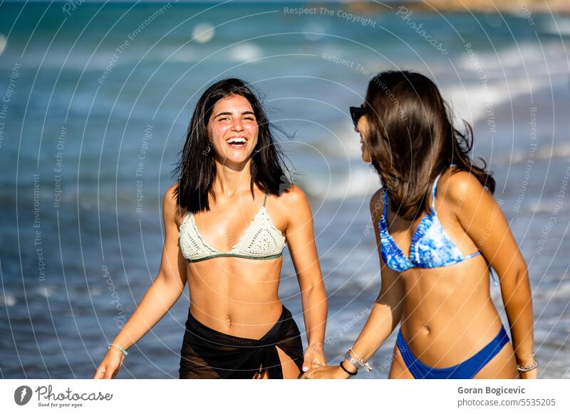 Zwei hübsche junge Frauen haben Spaß am Meer Erwachsener Strand schön Bikini sorgenfrei heiter genießen Genuss Freizeit Freunde Freundschaft Fröhlichkeit Glück