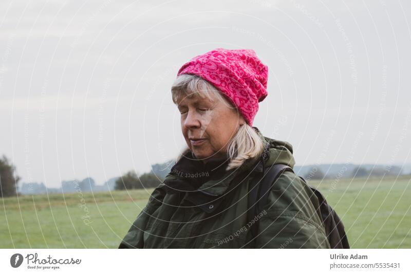 Weites Land | Stille genießen echte Menschen genießend Ruhestand grauhaarig reales Leben Gemütlich Seniorin Erwachsener graues Haar Rentnerin Frau Zufrieden