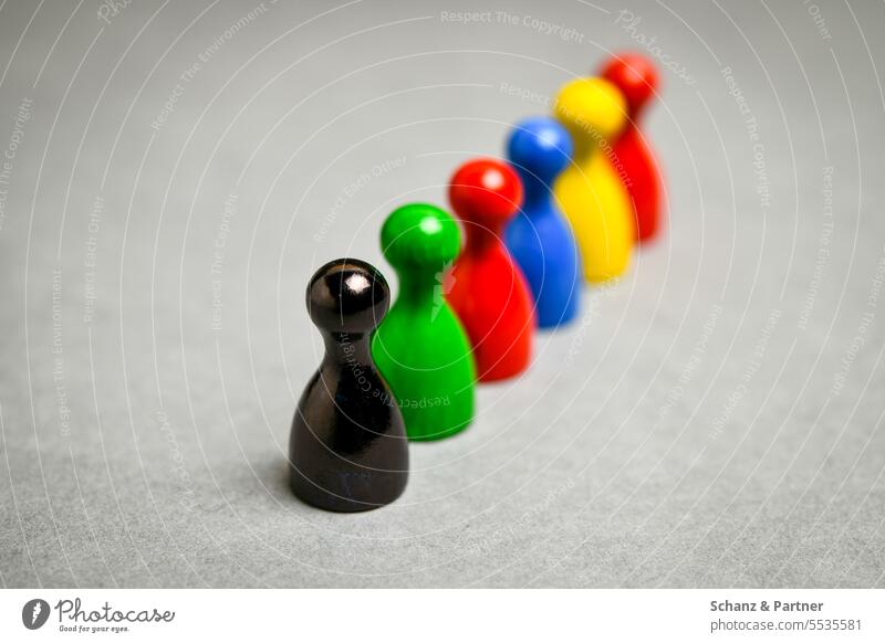 6 farbige Spielfiguren in schwarz, grün, rot, blau, gelb, rot Spielkegel Spielsteine Brettspiel Farben Parteien Wahl CDU CSU SPD AFD FDP Die Linke Die Grünen