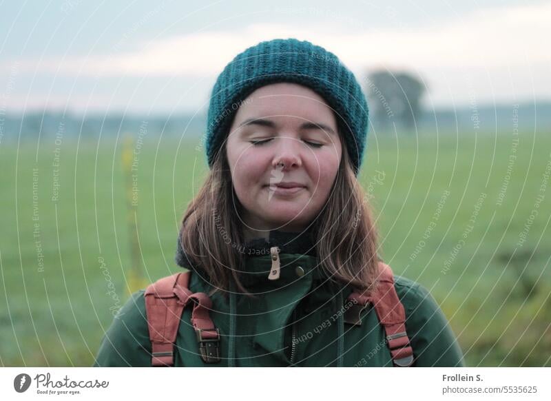 Weites Land | traumhaft Portrait Frau geschlossene Augen weiblich Mütze kalt Landschaft Jacke langhaarig