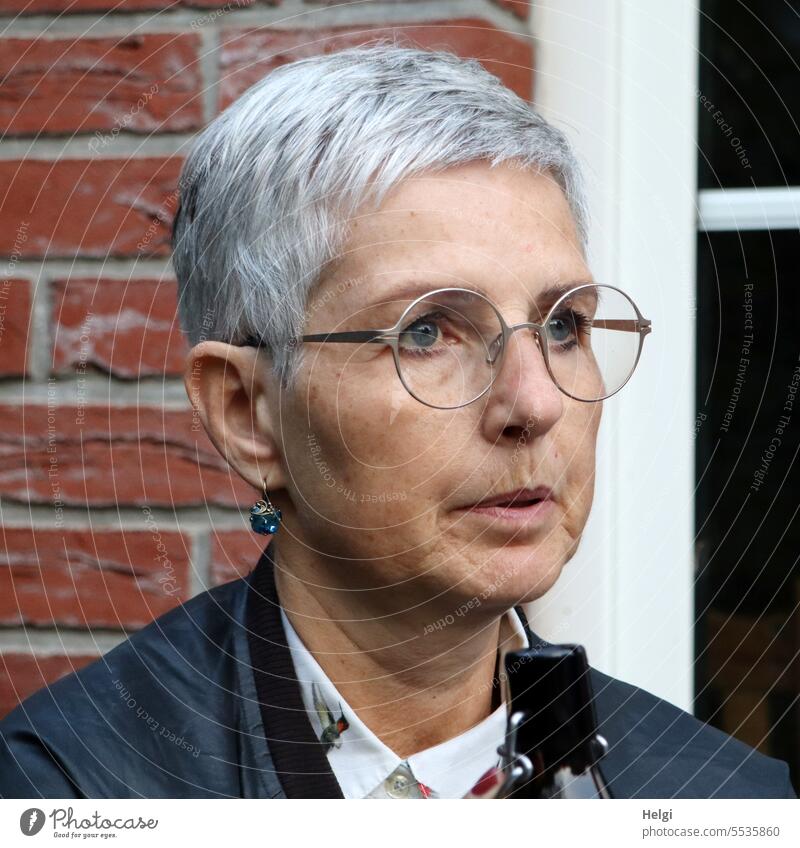 Weites Land | skeptischer Blick Mensch Frau Porträt Kopf Gesicht kurzhaarig grauhaarig Brille Erwachsene feminin authentisch natürlich Außenaufnahme Farbfoto