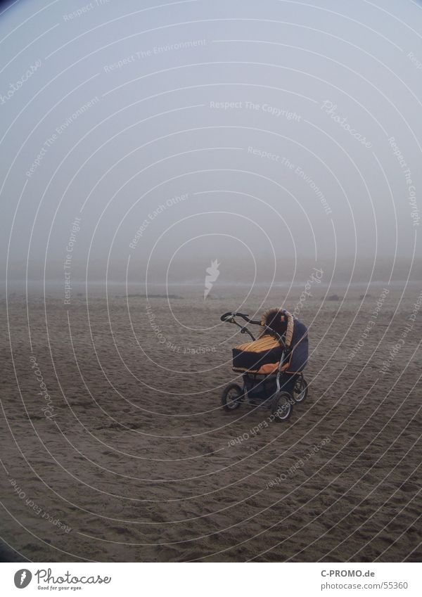 V e r g e  s   s     e     n    .     .      . Kinderwagen Nebel Baby Einsamkeit Strand mutterlos schreien ausgesetzt Angst Panik Küste gefährlich Sand geschrei