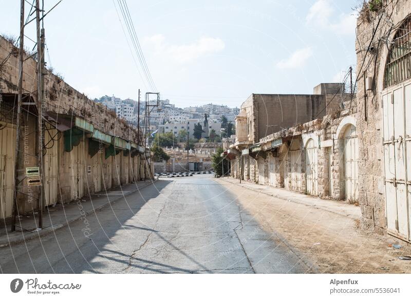 Empty road in Palestine leere strasse verlassen Einsamkeit Straße Palästina Hebron end of the road leere Straße Wege & Pfade geschlossen geschlossene Geschäfte