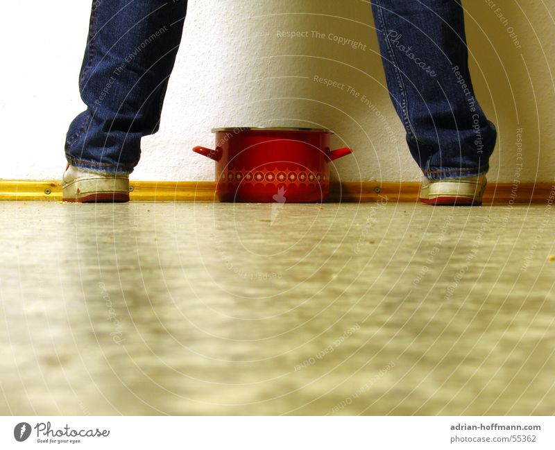 Der Topf rot Wand weiß Linoleum Turnschuh Schuhe Hose retro Tapete stehen Bodenbelag Beine Fuß Jeanshose