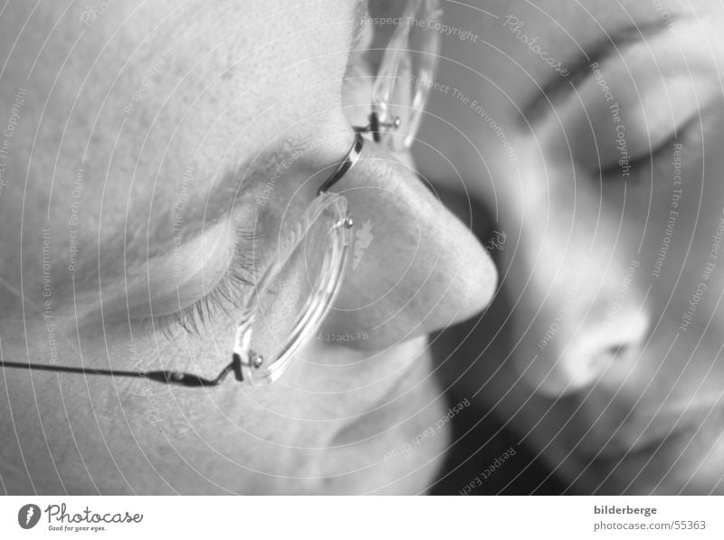 zuwenden Schwarzweißfoto Porträt schön Gesicht Erholung feminin Frau Erwachsene Mann Auge Nase Mund Brille genießen Liebe Umarmen Leidenschaft Vertrauen