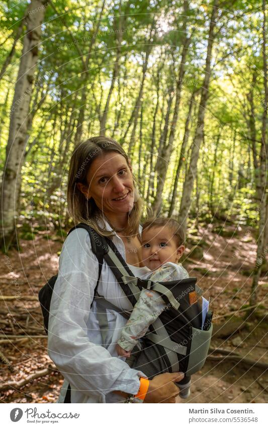 Frau mit ihrem 7 Monate alten Baby in den Wäldern der Pyrenäen aktiv Abenteuer Herbst schön Junge Kaukasier heiter Kind Kindheit niedlich Tochter Familie Wald