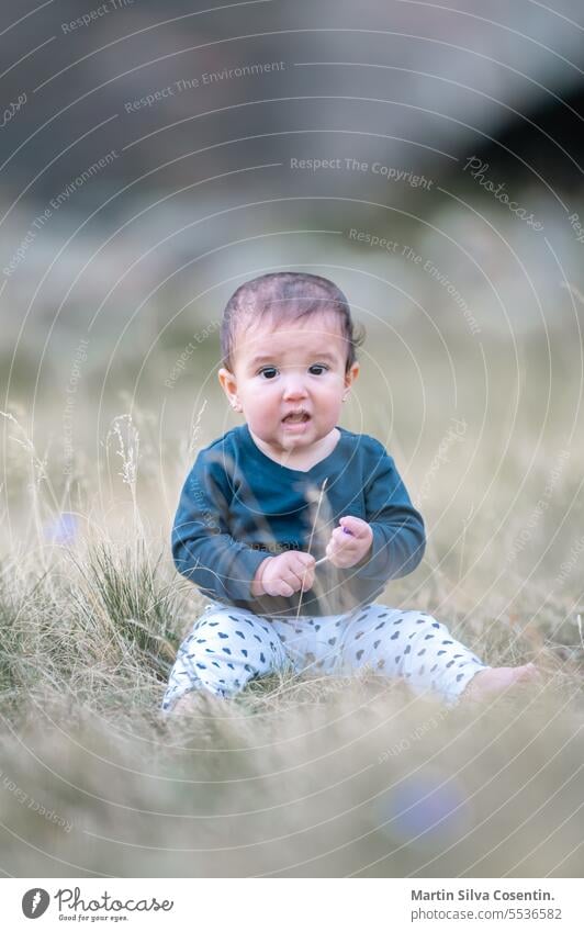 Porträt eines sieben Monate alten Babys im Wald Allergie asiatisch schön Schönheit Körper Junge atmungsaktiv Kaukasier Kindheit Dermatitis Dermatologie Windel