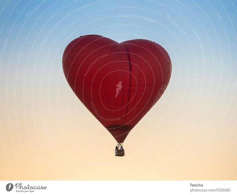 Heißluftballon in Red Heart Shape bei Sonnenuntergang Himmel Hintergrund Heißluftballons Herz Herzform Ballonfahrten Ballone Ballonfahrten im Morgengrauen