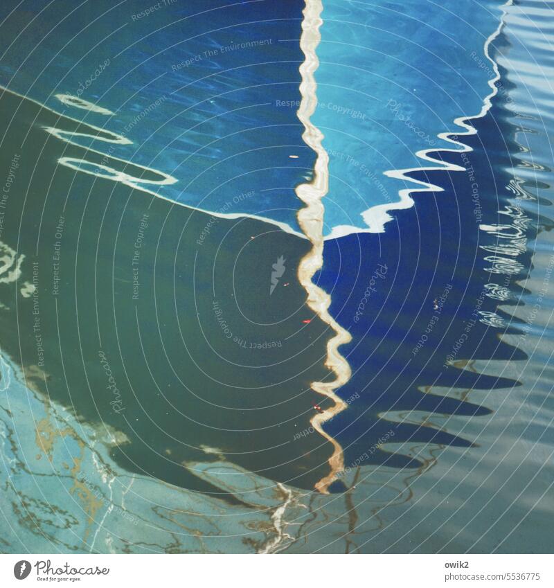 Bugwellen Schiff Wasser Reflexion & Spiegelung Wasseroberfläche Wasserspiegelung Wellen Menschenleer blau Außenaufnahme Farbfoto ruhig See Natur Idylle