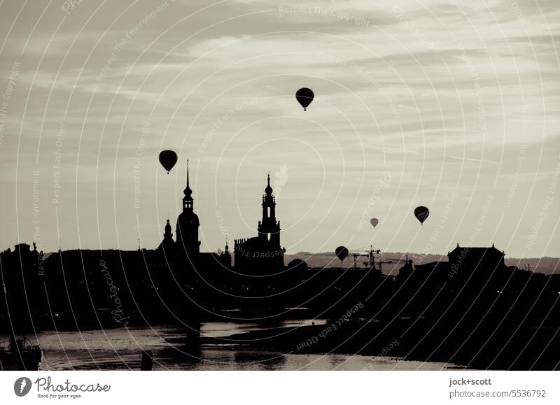 Ballons fahren über die Altstadt von Dresden Silhouette Ballonfahrt Wolkenloser Himmel Schönes Wetter Stadtzentrum Luftverkehr Kirche fliegen frei Romantik