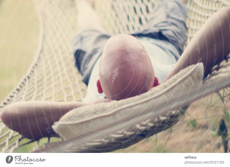 Sommerträumer Glatze Hängematte entspannen sommerlich Glatzkopf Mann schaukeln Freizeit Urlaub Mensch