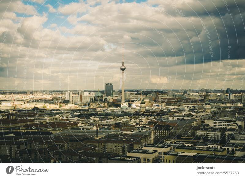 Wolken über der großen Stadt Berlin-Mitte Stadtzentrum Hauptstadt Panorama (Aussicht) Berliner Fernsehturm Stadtlandschaft Wolkenhimmel Wahrzeichen Deutschland